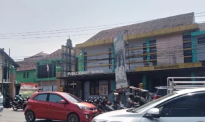 Puskesmas hingga 3 SDN Berdiri di Lahan Milik Desa Cinunuk, Hilir Mudik Pengunjung Jadi Sumber Kemacetan Lalu Lintas? Kondisi bangunan Puskesmas Cinunuk (kanan) yang berdiri di lahan milik desa dan posisinya bersebelahan dengan Kantor Desa Cinunuk (kiri). (Yanuar/Jabar Ekspres)