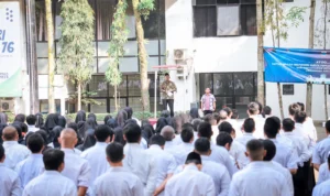 Pj Wali Kota Cimahi Dikdik S Nugrahawan saat membagikan SK P3K guru SD dan SMP di lapangan apel perkantoran Pemkot Cimahi, Jumat (28/7).