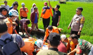 Seorang pria tua ditemukan tak bernyawa di sebuah selokan di dekat jembatan gantung Panyindangan, Dusun Baginda RT 03 RW 20, Desa Baginda Kecamatan Sumedang Selatan, Kabupaten Sumedang, Jawa Barat. Jabar Ekspres/Dedi Suhandi.