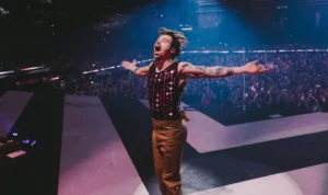 Harry Style Dilempari Benda di Atas Panggung saat Tur Austria