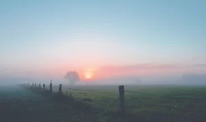 fenomena suhu dingin di Bandung ini merupakan fenomena alamiah yang umum terjadi ketika masa puncak kemarau (bulan Juli-Agustus).