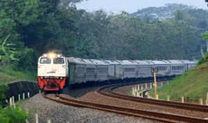Mitos atau Fakta: Benarkah Mesin Kendaraan Bisa Mati Saat Melintasi Rel Kereta? Sering banget nih kejadian mobil tiba-tiba mogok pas lewat rel kereta. Bisa-bisa tuh berujung kecelakaan berat sama kereta api, duh serem ya!