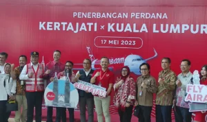 Penerbangan Kertajati-Malaysia Dorong Pemulihan Pariwisata Jawa Barat Konferensi pers penerbangan perdana dengan rute Kertajati-Kuala Lumpur melalui Bandara Internasional Jawa Barat (BIJB) di Bandara Kertajati, Rabu, 17 Mei 2023. Tampak dalam foto Direktur Utama BIJB Muhammad Singgih, Head of Government Relations Indonesia AirAsia Eddy Krismeidi, dan Kepala Disparbud Jawa Barat Benny Bachtiar.