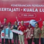 Konferensi pers penerbangan perdana dengan rute Kertajati-Kuala Lumpur melalui Bandara Internasional Jawa Barat (BIJB) di Bandara Kertajati, Rabu, 17 Mei 2023. Tampak dalam foto Direktur Utama BIJB Muhammad Singgih, Head of Government Relations Indonesia AirAsia Eddy Krismeidi, dan Kepala Disparbud Jawa Barat Benny Bachtiar.
