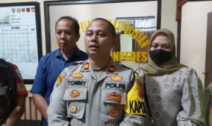 Kapolsek Kebonpedes saat memberikan keterangan kepada awak media, soal penemuan bayi di atas asbes. Jabar Ekspres/Riki Achmad.