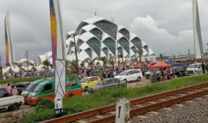 Parkir Masjid Al Jabbar Dikelola Koperasi Kodim Kota Bandung Keberadaan pengelolaan parkir Masjid Al Jabbar saar ini masih menuai polemik. Sebab, dugaan pratik getok tarif tidak sesuai dengan aturan