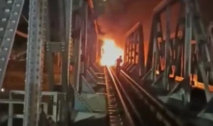 Kecelakaan Kereta Api Brantas yang menabrak truk tronton mengisahkan aksi heroik yang dilakukan masinis dan asistennya.