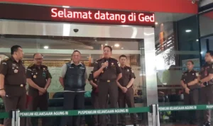 Direktur Penyidikan Jaksa Agung Muda Bidang Tindak Pidana Khusus (Jampidsus) Kejaksaan Agung (Kejagung) RI Kuntadi saat konferensi pers di Kejagung RI, Jakarta, Senin (3 Juli 2023 klarifikasi soal keterangan tersangka korupsi BTS 4G Kominfo yang menyeret nama Menpora Dito Ariotedjo. ANTARA/Fath Putra Mulya.