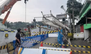 Kementerian PUPR targetkan jembatan Cikereteg, Bogor, Jawa Barat dapat kembali beroperasi pada 15 Juli 2023. Jabar Ekspres/Sandika Fadilah.