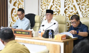 Ketua Komisi III DPRD Jabar Phinera Wijaya (tengah) saat memimpin hearing beberapa hari lalu. (Istimewa)