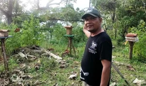 Kisah inspiratif pengusaha madu, Ade Rohana (46) alias Ewok Jarot, warga Dusun Ciawi, Kabupaten Sumedang, Jawa Barat. Jabar Ekspres/Dedi Suhandi.