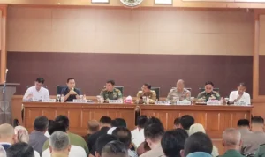 Komandan Korem 062/Tn Kolonel Inf Asep Sukarna S.Sos, (duduk di kolom ketiga dari samping kiri) saat melaksanakan rapat koordinasi kesiapan kunjungan Presiden Jokowi, Senin. 10 Juli 2023, pagi. Jabar Ekspres/Dedi Suhandi.