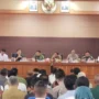 Komandan Korem 062/Tn Kolonel Inf Asep Sukarna S.Sos, (duduk di kolom ketiga dari samping kiri) saat melaksanakan rapat koordinasi kesiapan kunjungan Presiden Jokowi, Senin. 10 Juli 2023, pagi. Jabar Ekspres/Dedi Suhandi.