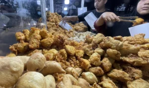 Kota Bandung yang dikenal dengan surganya kuliner memiliki banyak sekali berbagai makanan penjual gorengan yang bisa dinikmati wisatawan.