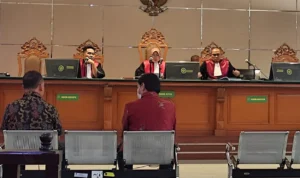 Sidang kasus suap Yana Mulyana menghadirkan tiga orang saksi. Salah satunya Mantan Kadishub Kota Bandung Ricky Gustiadi.