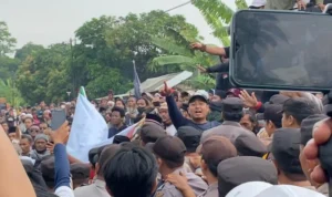 Massa dari aliansi ASRI terlibat saling dorong dengan polisi saat gelar aksi demo di Ponpes Al Zaytun pada Kamis, 6 Juli 2023. Jabar Ekspres/Ayu Lestari.