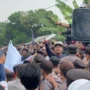 Massa dari aliansi ASRI terlibat saling dorong dengan polisi saat gelar aksi demo di Ponpes Al Zaytun pada Kamis, 6 Juli 2023. Jabar Ekspres/Ayu Lestari.
