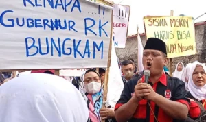 Orangtua Siswa Miskin Ancam Dirikan Tenda di Kantor Wali Kota Depok, Karena Tidak Diterima di Sekolah Negeri Orangtua Siswa Miskin Ancam Dirikan Tenda di Kantor Wali Kota Depok, Karena Tidak Diterima di Sekolah Negeri