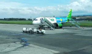Pengamat ekonomi Unpas, Acuviarta Kartabi buka suara soal rencana dipindahkannya penerbangan komersial Bandara Husein Sastranegara ke Bandara Kertajati. Jabar Ekspres/Sandi Nugraha.