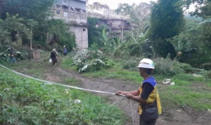 Perjalan kaki saat melintas di jalan alternatif. Daniswara Mahendra/Jabar Ekspres.