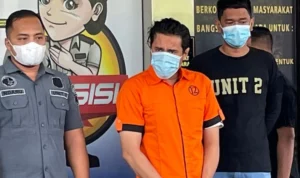 Kembali Ditangkap Polisi, Bobby Joseph Terseret Dugaan Kepemilikan Tembakau Sintetis Pesinetron Bobby Joseph kembali ditangkap polisi lantaran terseret kasus dugaan kepemilikan tembakau sintetis. PMJ News