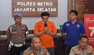 Pesinetron Bobby Joseph minta maaf saat konferensi pers gegara terjerat kasus narkoba hingga kepemilikan tembakau sintetis. PMJ News/Fajar.