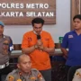 Pesinetron Bobby Joseph minta maaf saat konferensi pers gegara terjerat kasus narkoba hingga kepemilikan tembakau sintetis. PMJ News/Fajar.