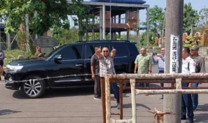 Pimpinan Ponpes Al Zaytun, Panji Gumilang sempat ucapkan terima kasih dan acungkan jempol pada polisi sebelum aksi demo. Jabar Ekspres/Ayu Lestari.