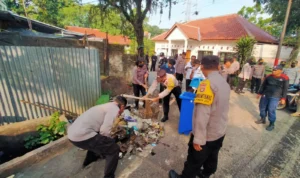 Polisi dan DLHK Lakukan Aksi Bebersih di TPA Cipayung