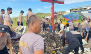 Polresta Cirebon dan Warga Gotong Royong Bersihkan Gunungan Sampah di Desa Mertapada Wetan Polresta Cirebon dan Warga Gotong Royong Bersihkan Gunungan Sampah di Desa Mertapada Wetan
