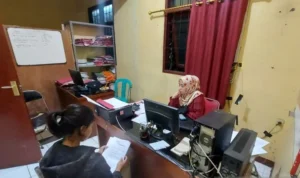Polisi Berhasil Ringkus Ibu di Sukabumi, Tega Buang Bayi ke Atap Kamar Mandi Rumah Tetangga Polsek Kebonpedes berhasil meringkus seorang ibu berinisial SRN (21) yang telah tega membuang bayi di Sukabumi, Jawa Barat. Antara/Aditya Rohman.
