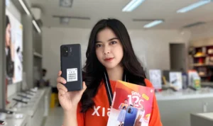 Promotor Sales Xiomi di Erafone Sumedang Tifani Febrianti berfose dengan Xiomi 12c, Rabu, 12 Juli 2023. Jabar Ekspres/Rubiakto.