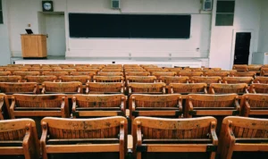 Ilustrasi. Puluhan orang tua siswa di Bandung geruduk Polda Jabar melaporakan dugaan penipuan modus tawaran pendidikan ke China. Pixabay.