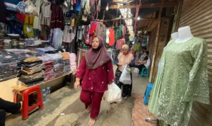 Puluhan pedagang Pasaran Banjaran Kabupaten Bandung resah. Sebab, pada Sabtu, 15 Juli 2023 akan dilakukan eksekusi pembongkaran.