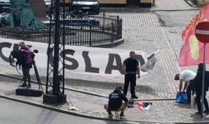 Kelompok Islamophobia ‘Danske Patrioter’ Denmark Membakar Al-Quran
