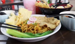 Rekomendasi Kuliner Enak di Gegerkalong Bandung, Jajanan Dekat Kampus UPI! Rekomendasi Kuliner Jajanan Enak di Gegerkalong, Salah Satunya Ada Ramen AA/ Dok. Instagram @ramen_aa