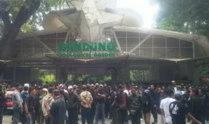 Ratusan Orang Gelar Aksi Penolakan pada Pemkot di Depan Kebun Binatang Bandung, Begini Reaksi Ketua Yayasan TMT Ratusan orang menggelar aksi penolakan terhadap Pemkot di depan kebun Binatang Bandung, Jawa Barat pada Kamis, 27 Juli 2023. (Istimewa)