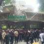 Ratusan orang menggelar aksi penolakan terhadap Pemkot di depan kebun Binatang Bandung, Jawa Barat pada Kamis, 27 Juli 2023. (Istimewa)