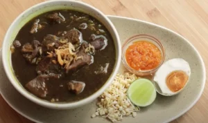 Rawon Khas Surabaya Jadi Sup Terenak di Dunia/ Tangkap Layar YouTube Devina Hermawan