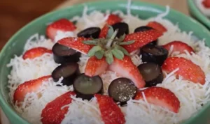 Isi dan Cara Buat Salad Buah Mudah Ala Chef Devina/ Tangkap Layar YouTube Devina Hermawan