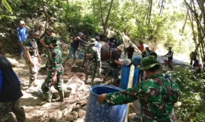 Sejumlah Personel TNI AD Bantu Pengecoran Jalan Sepanjang 50 M Sejumlah Personel TNI - AD Bantu Pengecoran Jalan Sepanjang 50 M