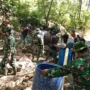 Sejumlah Personel TNI - AD Bantu Pengecoran Jalan Sepanjang 50 M