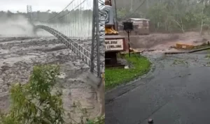 Sejumlah akses jalan dan jembatan di Lumajang terputus akibat diterjang banjir lahar dingin dari Gunung Semeru. Kolase foto Instagram/@infojawabarat.