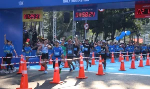 Sejumlah pelari pada event Pocari Sweat Run Indonesia 2023 yang telah finish di Gedung Sate, Bandung. Jabar Ekspres/Hendrik Muchlison.