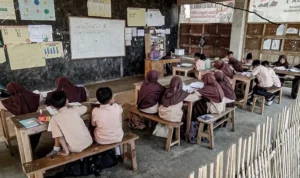 Siswa Sekolah Dasar IT di Bandung Barat, Belajar dengan Kondisi Memprihatinkan! Sekolah dasar di Kampung Pangheotan, Desa Mandalamukti, Kecamatan Cikalong Wetan Kabupaten Bandung Barat kondisinya memprihatinkan.