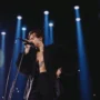 Saat Asik Manggung, Harry Styles Malah Dilempar Barang Saat Konser di Austria