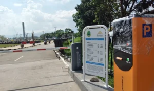 Sudah seharusnya restribusi parkir di Masjid Al Jabbar Kota Bandung jadi objek potensial untuk menambah pundi - pundi pendapatan daerah.