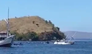 Screenshot of a tourist boat sinking in the waters of Pink Beach, Komodo National Park, West Manggarai Regency, East Nusa Tenggara.