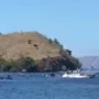 Screenshot of a tourist boat sinking in the waters of Pink Beach, Komodo National Park, West Manggarai Regency, East Nusa Tenggara.