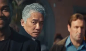 Tony Leung di MV NewJeans/ Tangkap Layar YouTube HYBE LABELS